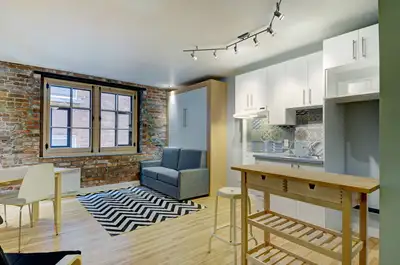 Appartement de style loft à aire ouverte meublé, situé au cœur du Vieux-Québec, au coin de la rue St...