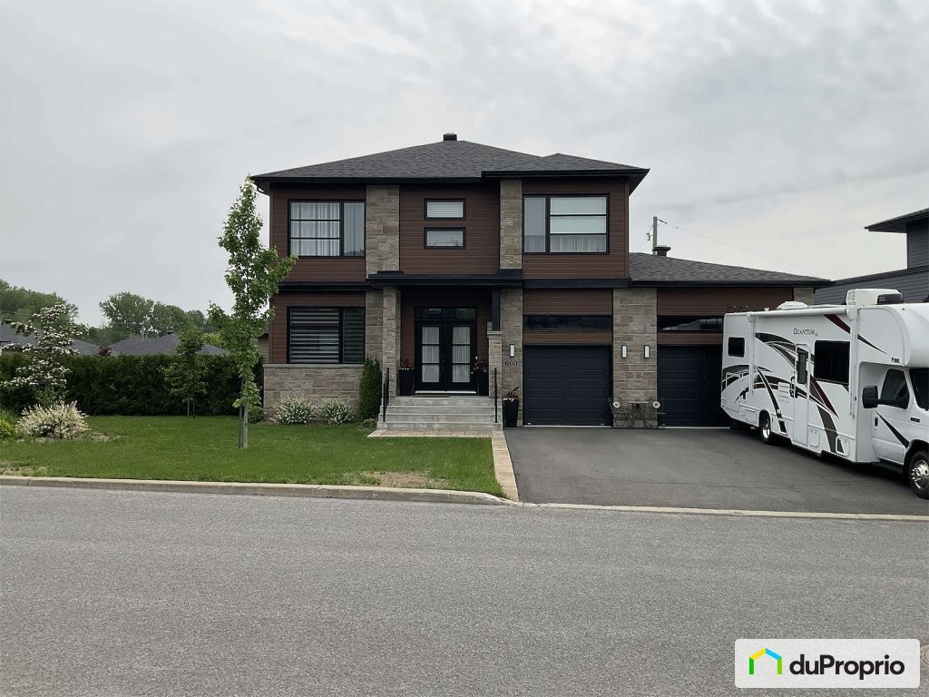 $945,000 - Intergenerational for sale in St-Paul — photo 1