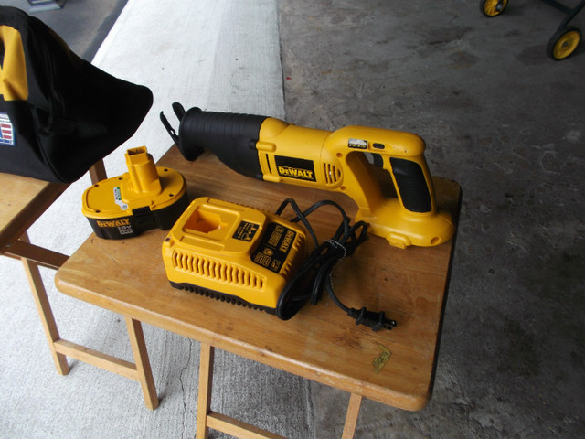 DEWALT 18V LITHIUM RECIPRICATING SAW , CASE, BATTERY ,CHARGER. in Power Tools in Belleville