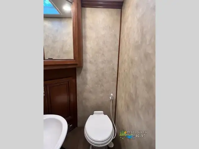 2015 Fleetwood RV Providence 42M only 027,446 Miles in RVs & Motorhomes in Moncton - Image 44