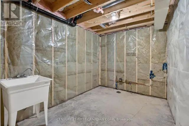 34 POSTMA CRESCENT North Middlesex (Ailsa Craig), Ontario in Houses for Sale in Grand Bend - Image 28