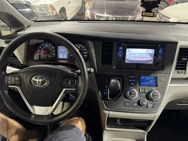2015 Toyota Sienna LE in Cars & Trucks in City of Montréal - Image 14