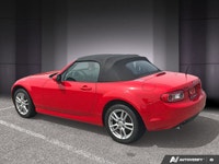 2010 Mazda MX-5 La Mazda MX-5 2010, aussi connue sous le nom de Miata en Amérique du Nord, incarne p... (image 2)