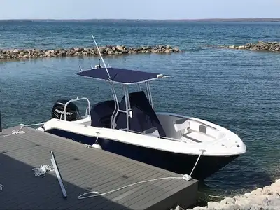 2018 Robalo R200 Center ConsoleClean, well-equipped center console powered by a Mercury 200 HP outbo...