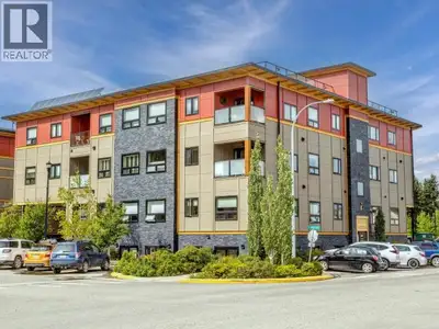 Spacious Downtown Condo with Clay Cliff Views! Welcome to this spacious 1-bedroom, 1.5-bathroom cond...