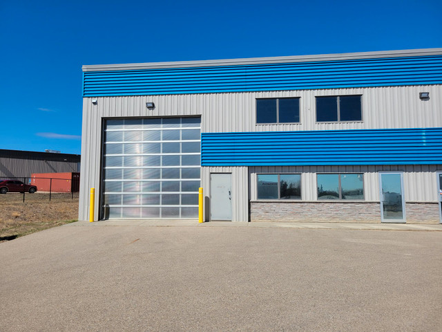 Commercial Drive Thru shop bay for Rent Drayton Valley in Commercial & Office Space for Rent in Edmonton