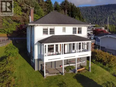 This well-loved loved and stunning 4 bedroom 3 bath ocean view home is one of our city's most iconic...