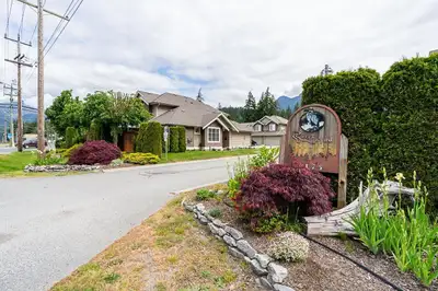 Now offering, unit #4 at Riverwynd Estates, just minutes from Kawkawa Lake, shopping, recreation, ho...