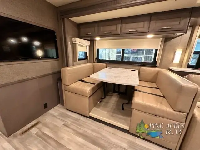 2022 Thor Motor Coach Challenger 35MQ only 6,310 Miles in RVs & Motorhomes in Moncton - Image 27