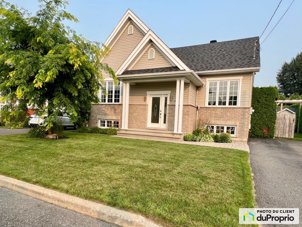 $549,900 - Bungalow in Drummondville (St-Charles-De-Drummond) — photo 1