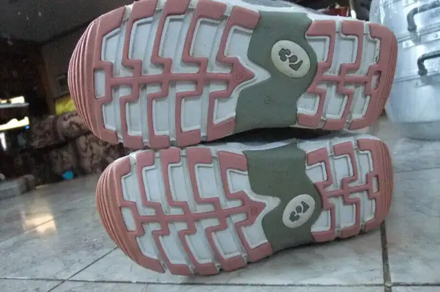 ThirtyTwo Lashed Snowboard Boots Pink/Grey in Snowboard in Calgary - Image 4