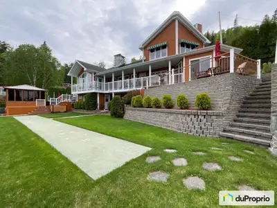 Au bord de l'eau situé sur le majestueux Saguenay, construction de qualité supérieure, très luxueux...