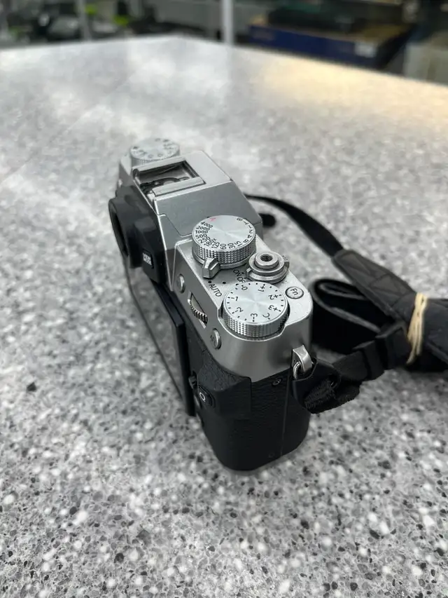 Fujifilm X-T30 II Mirrorless Camera (body only) in Cameras & Camcorders in City of Toronto - Image 4