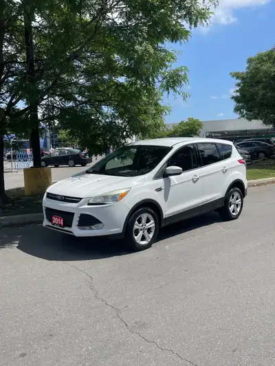 WOW!!CHECK OUT THIS FORD ESCAPE SE FINISHED IN CLASSIC OXFORD WHITE!!ONLY 175, 000 KMS!!GAS SIPPING...