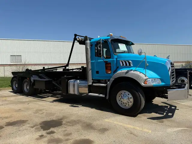 2016 Mack GU813 Granite Tandem Axle Roll Off Truck in Heavy Trucks in Oakville / Halton Region - Image 5