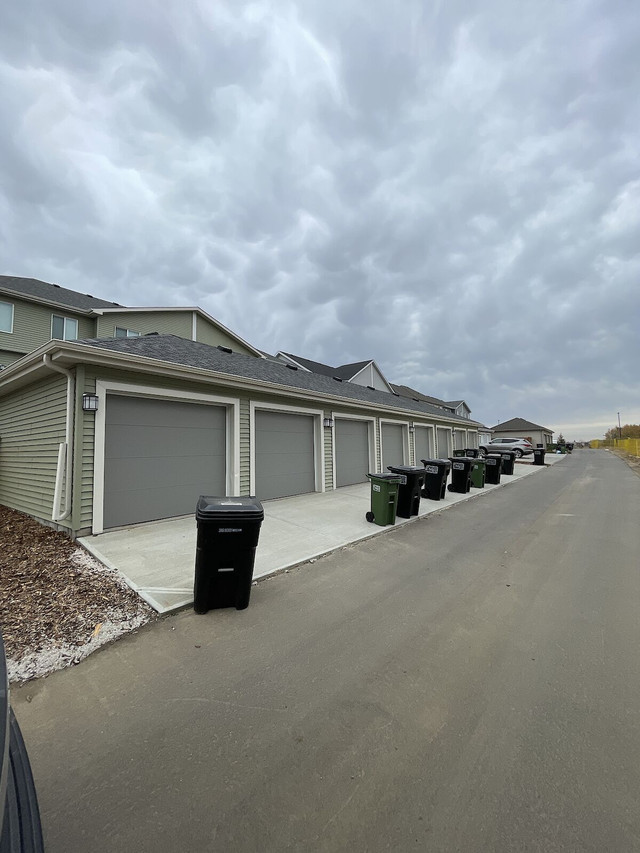 Hrynkevych Properties - 3 Bedroom Townhome for Rent in Long Term Rentals in Edmonton - Image 2