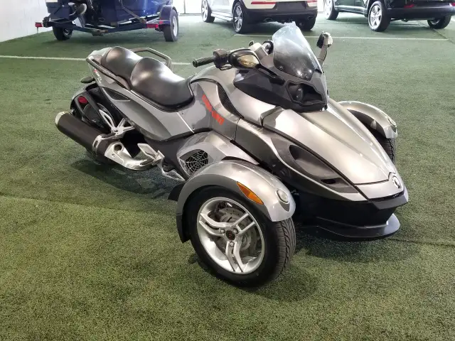 2011 CAN-AM Spyder in Cars & Trucks in Laval / North Shore - Image 9