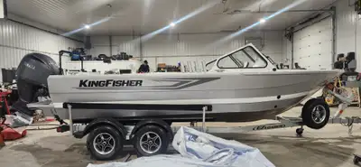 Welcome to Tru-North Yamaha RV & Marine This 2025 Escape is 22 feet 4 inches long and comes with a Y...