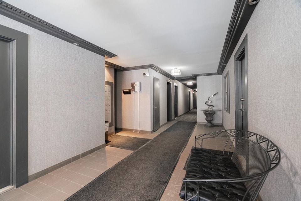 3 1/2 sur Redpath, Montreal, available right now 5