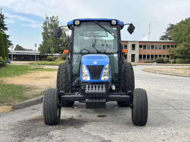 2009 New Holland T4020 Utility Tractor in Heavy Trucks in Delta/Surrey/Langley - Image 4