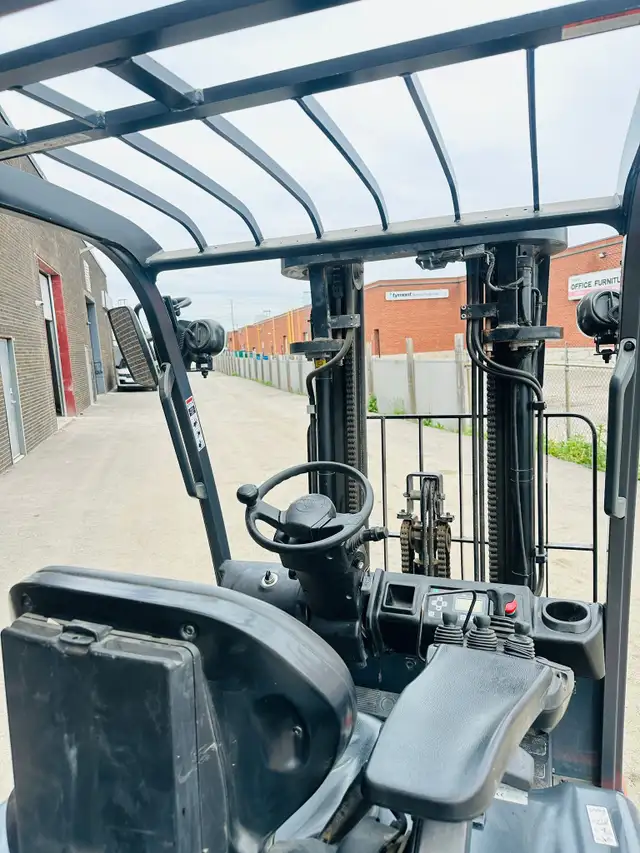 2018 Toyota 5000lbs Cap Electric OUTDOOR FORKLIFT 3 stage side-s in Heavy Equipment in Mississauga / Peel Region - Image 7