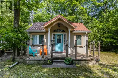 This little gem is located just a minute or two from the access to sandy Balm Beach, and a short str...