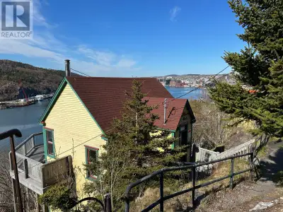 11 Fort Waldegrave was custom built for the current owner about 20 years ago and the location is amo...