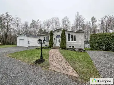 Havre de paix près de la ville. À vendre, cette charmante propriété située dans un quartier tranquil...