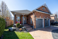 ✨ABSOLUTELY STUNNING 2+2 BDRM BUNGALOW WITH 2 CAR GARAGE!