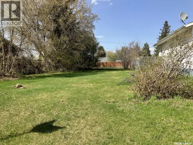 709 10th AVENUE W Nipawin, Saskatchewan in Land for Sale in Nipawin - Image 4