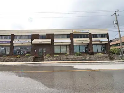 Local commercial de 770 pieds carrés. Situé sur le boulevard S-Joseph , emplacement idéal pour profe...