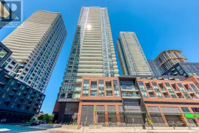Perfectly Situated In The Heart Of Mississauga City Centre, This Like-New 1-Bedroom Condo Offers Exc...