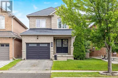 Adorable 3 Bedroom 3 Bathroom Detached Home in the desirable Dempsey neighbourhood. A 5 minute walk...