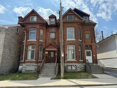 Availability: Immediately Charming and full of character! Cozy bachelor, 1 bath unit in gorgeous dow...