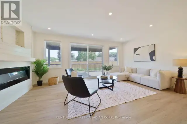 8 - 32 POSTMA CRESCENT North Middlesex (Ailsa Craig), Ontario in Houses for Sale in Grand Bend - Image 15