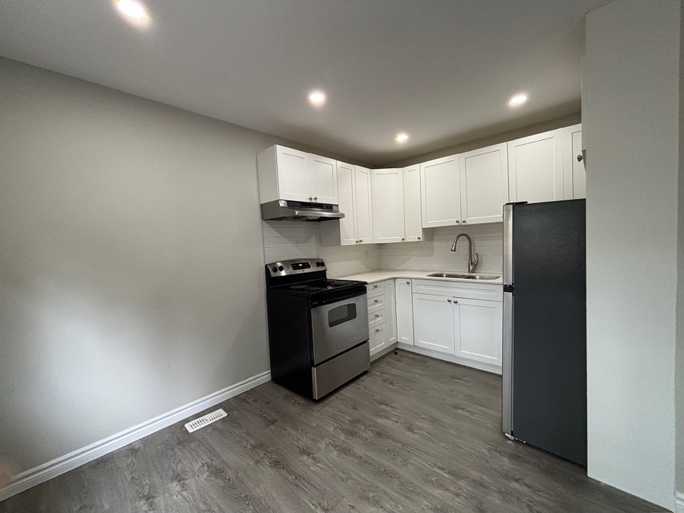 Updated 2 Bedroom Townhome in Corunna, ON! 4