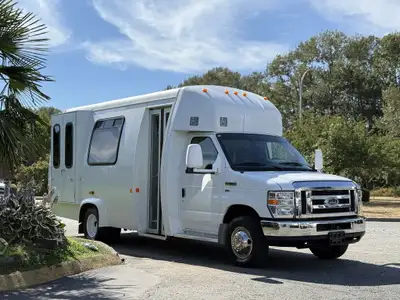 2013 Ford E-350 Super Duty 13 Passenger including driver BRAUN 800lb Wheelchair Lift Backup Camera P...