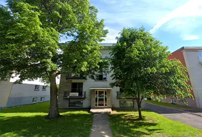 4 1/2 rénové à louer boulevard Provencher Brossard. Disponible au 1er Juin. Immeuble de huit logemen...