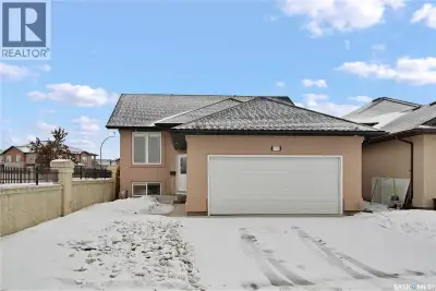 Check out this great family home in a court location in Hampton Village! This Fraser built fully dev...