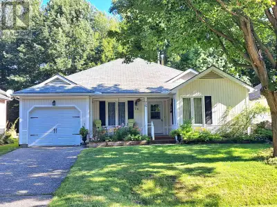 Beautifully maintained and immaculate home in Pineridge, the Adult Lifestyle community in Gravenhurs...