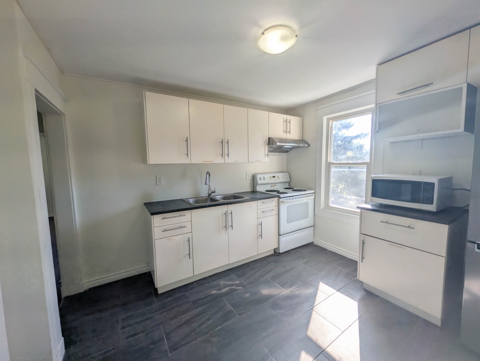 5949 Delaware St, Niagara Falls - 3 Bed + 3 Bath Upper Unit 5