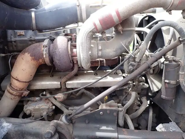 2001 Mack RB688S in Heavy Trucks in Longueuil / South Shore - Image 21