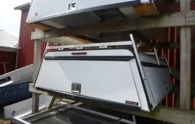 Chevrolet Sierra 2014 - 2018 GMC Sierra or Chevrolet Silverado 6'6 White Leer Contractor Truck Cap T...