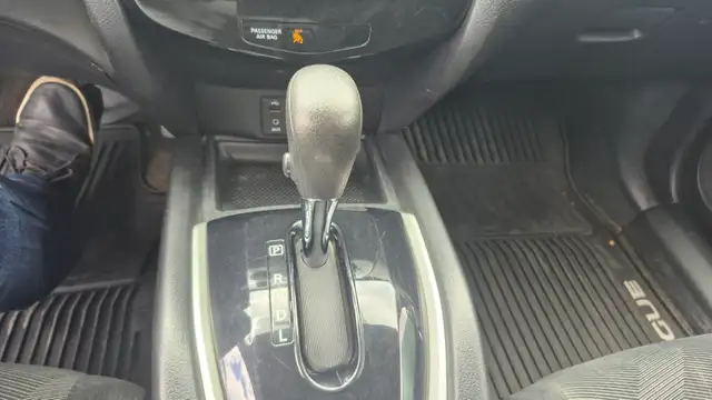 2014 Nissan Rogue S, AWD in Cars & Trucks in Hamilton - Image 15
