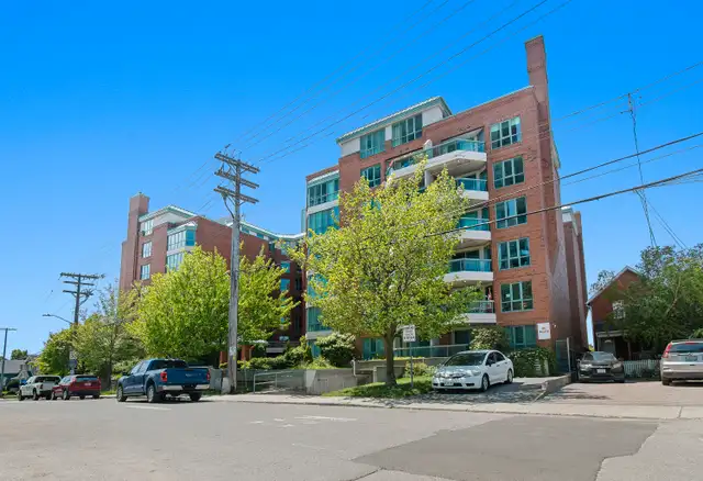 Calm Cambridge 3-bedroom condo in Centretown with parking and storage633733916711711218