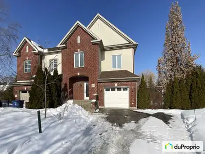 Découvrez cette magnifique maison de 2 541 pi², dotée d'un terrain arboré de 8 980 pi2 et nichée dan...