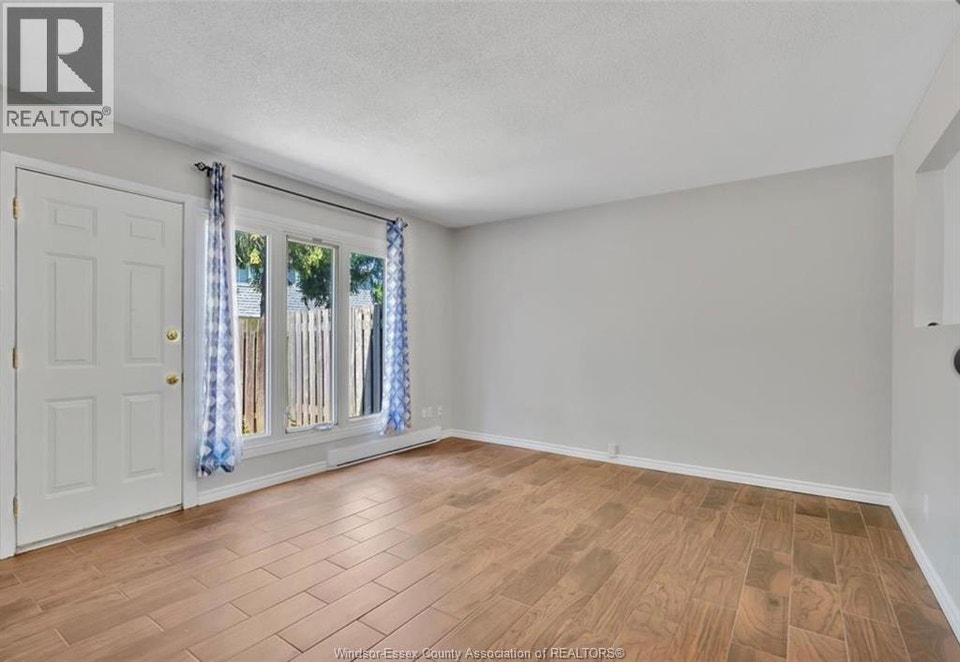 6732 Roseville Garden DRIVE Windsor, Ontario 3