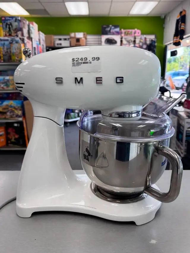 Smeg '50s Retro-Style Stand Mixer in Other in Oakville / Halton Region - Image 2