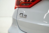 Local Trade!!! Get noticed in this gorgeous Glacier White Metallic SUV! Treat yourself to the featur... (image 7)