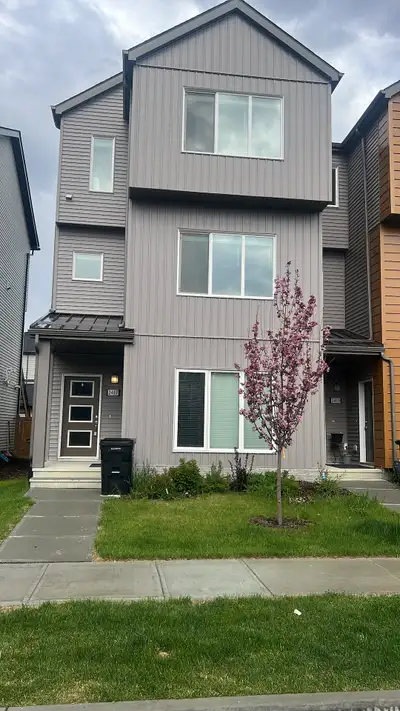 Uplands 3 Bed 2.5 Bath Home Main Dbl Garage Edmonton